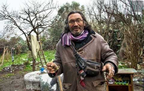 Triggiano, la storia di Piero: vive in mezzo ai rifiuti senza acqua, luce e gas